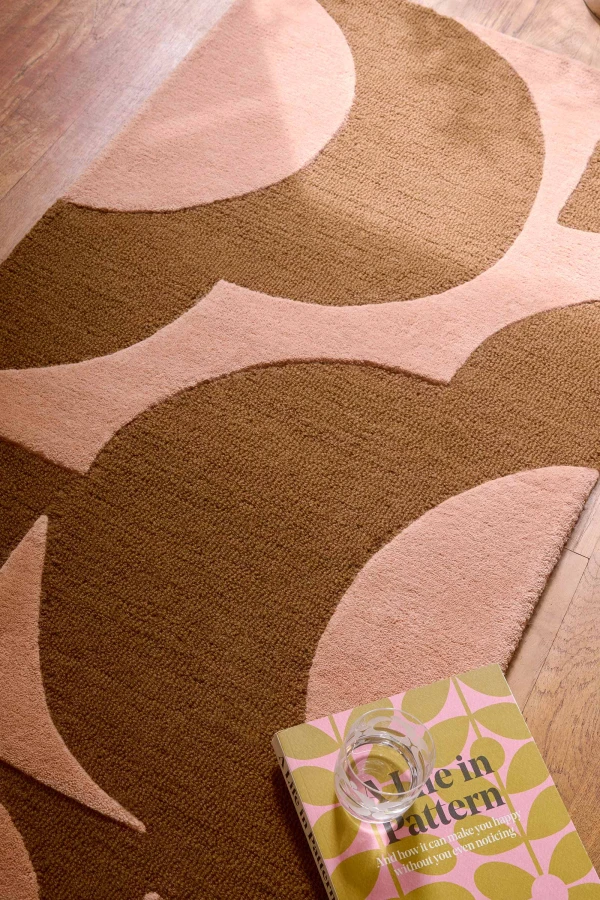 Orla-Kiely-Prism-Flower-runner-Pink-Terracotta-158002-interior-B.jpg