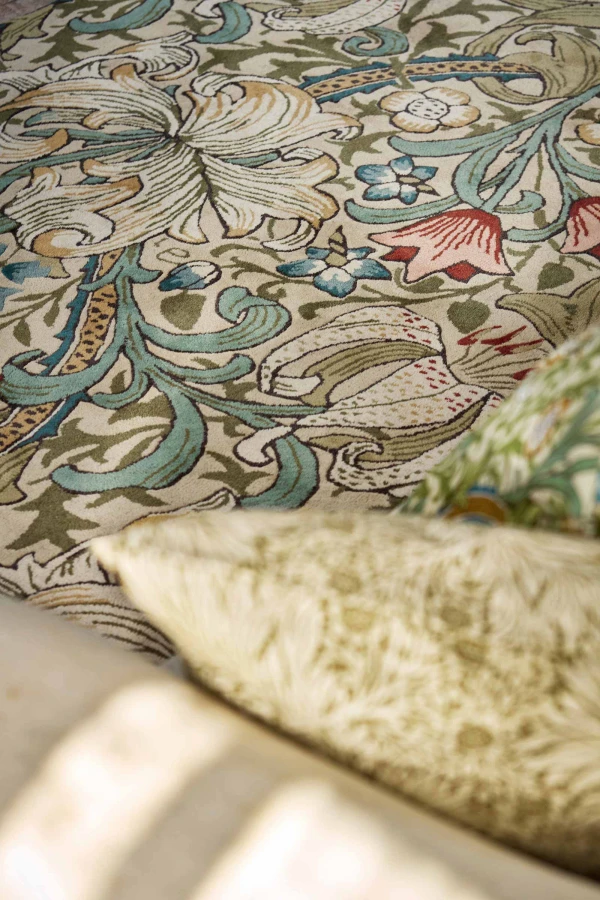 Morris-Co-Golden-Lily-Green-Red-130107-interior-C.jpg